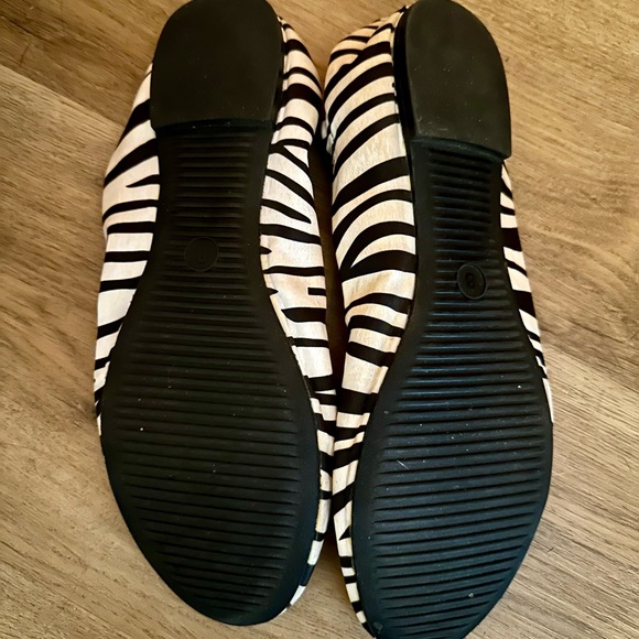 Women’s size 8 Mossimo zebra stripped flats - Picture 4 of 5